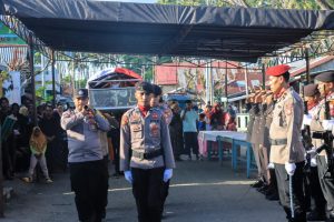 Polres Pulau Morotai Menggelar Upacara Pemakaman Kedinasan untuk Almarhum Kapolsek Morotai Utara, Ipda Ulham Sumarjo, S.H.