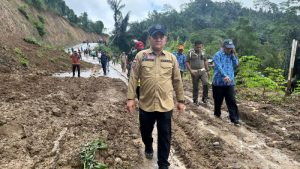 Pj Bupati Sinjai Tinjau Lokasi Longsor dan Tanah Bergerak di Desa Bonto Katute