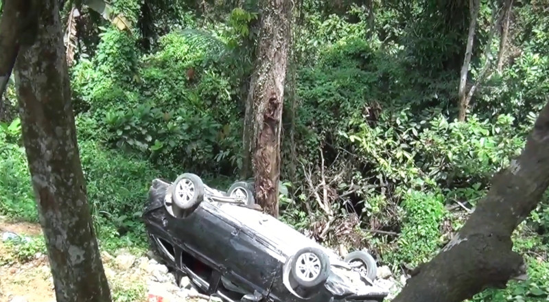 Minibus Avanza Berpenumpang Karyawan BUMN Terjun ke Jurang di Jalan Menuju Polman – Mamasa