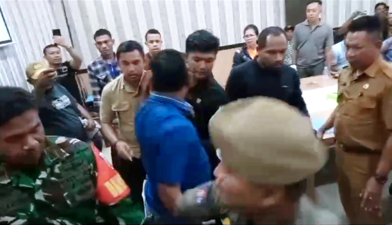 Kekerasan Ajudan Bupati Halmahera Barat Terhadap Warga Guaemadu Saat Hearing Kelangkaan Minyak Tanah
