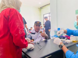 “KHIDMAT” KAJARI HALTIM PIMPIN UPACARA TABUR BUNGA PERINGATI HBA KE-64 DAN HUT IAD XXIV TAHUN 2024
