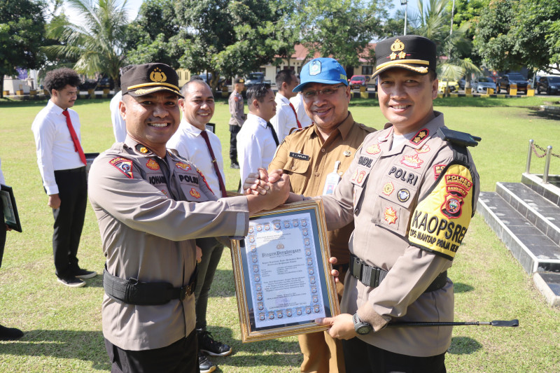 Prestasi Gemilang! 15 Bhayangkara Halut Terima Penghargaan Atas Pengungkapan Kasus Senjata Api Ilegal