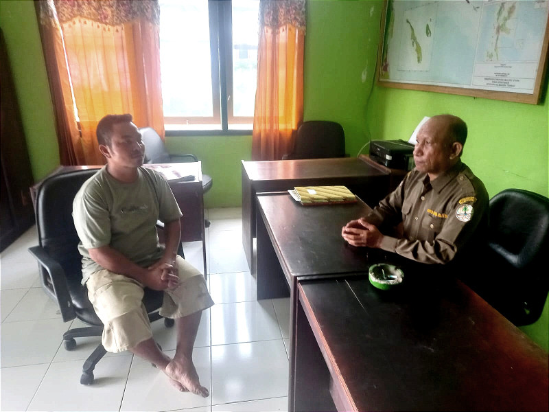 Foto: Pimpinan Gerbong Kayu Ilegal La Rani Bersama Oknum Pegawai Kehutanan.