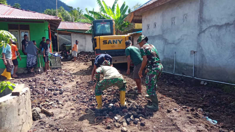 Danramil Jailolo Kerahkan Babinsa Bantu Warga Terdampak Banjir di Bobanehena: “Air Tiba-tiba Masuk ke Rumah”