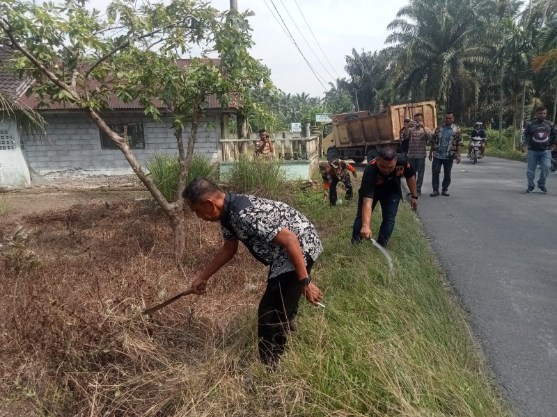 DPC Satgas Grib Jaya Kabupaten angkat Bersama Perangkat Desa Lau Mulgap Bergotong Royong