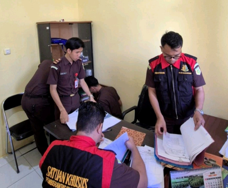 Kejari Halmahera Timur Geledah Dua Dinas Terkait Dugaan Korupsi Proyek RTH Masjid Agung Iqro Maba