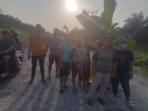 Bupati Langkat Terkesan “Tutup Mata” Emak-Emak Demo Jalan Rusak di Desa Lau Mulgap Kec Selesai