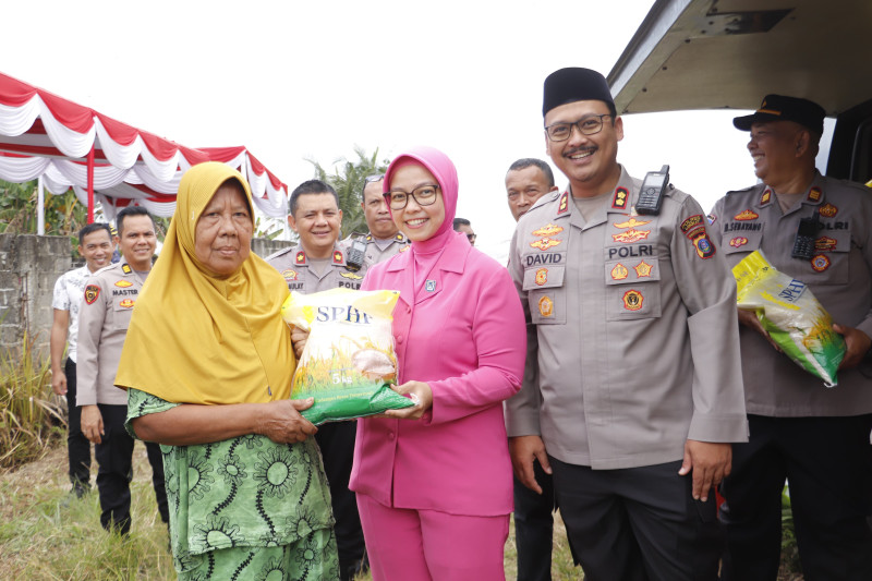 Polres Langkat Salurkan Beras Murah ke Pada Masyarakat 